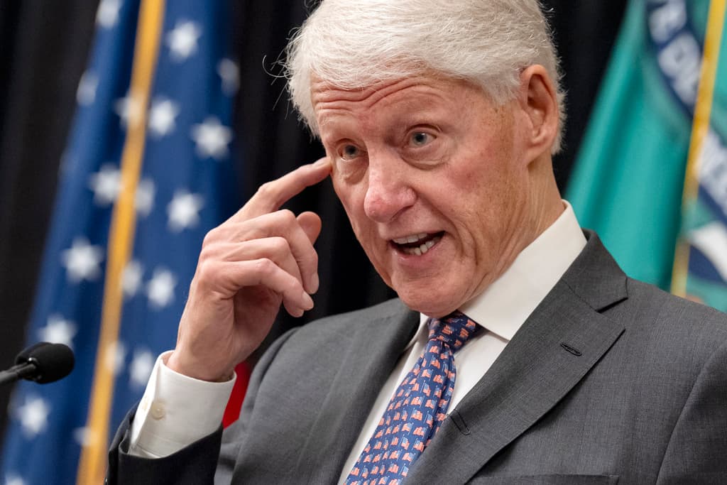 Μπιλ Κλίντον: Καταδίκη και έκκληση για δράση μετά τους θανάτους στη Μινεάπολη