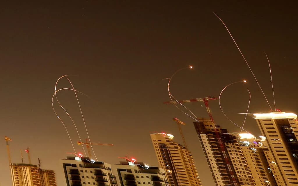 Ιράν βομβαρδίζει χώρες του Κόλπου: Νεκρός στο Κουβέιτ