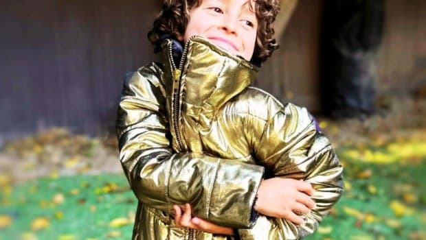 Δεκάχρονος σχεδιαστής μόδας κατακτά το Παρίσι