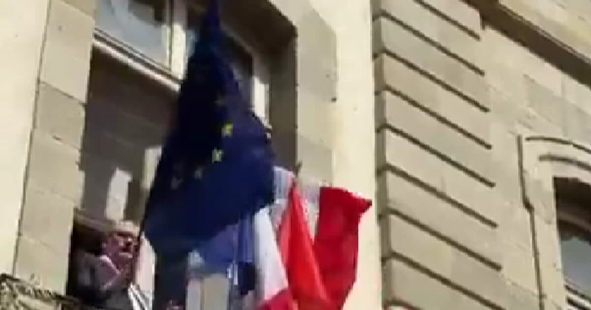 Γαλλία: Κατέβασαν τις ευρωπαϊκές σημαίες από δημαρχεία