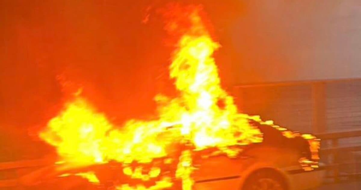 Φωτιά σε αυτοκίνητο στην παραλιακή Αθηνών-Σουνίου