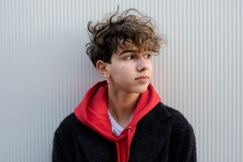 Τιμωρία-σοκ για κοπάνα: Ανάγκασε 17χρονο να κόψει μαλλιά