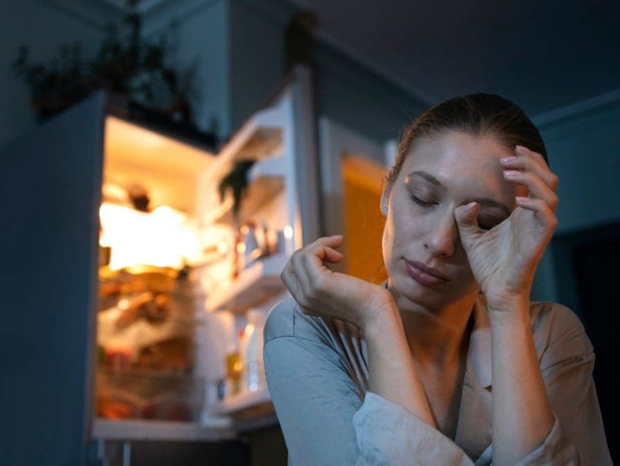 Ο κακός ύπνος οδηγεί σε συναισθηματικό φαγητό