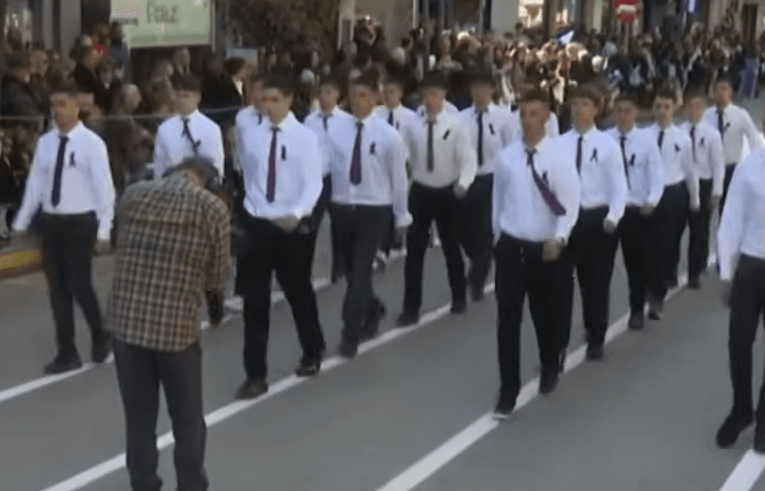 Με μαύρες κορδέλες η παρέλαση για τον Ασημάκη