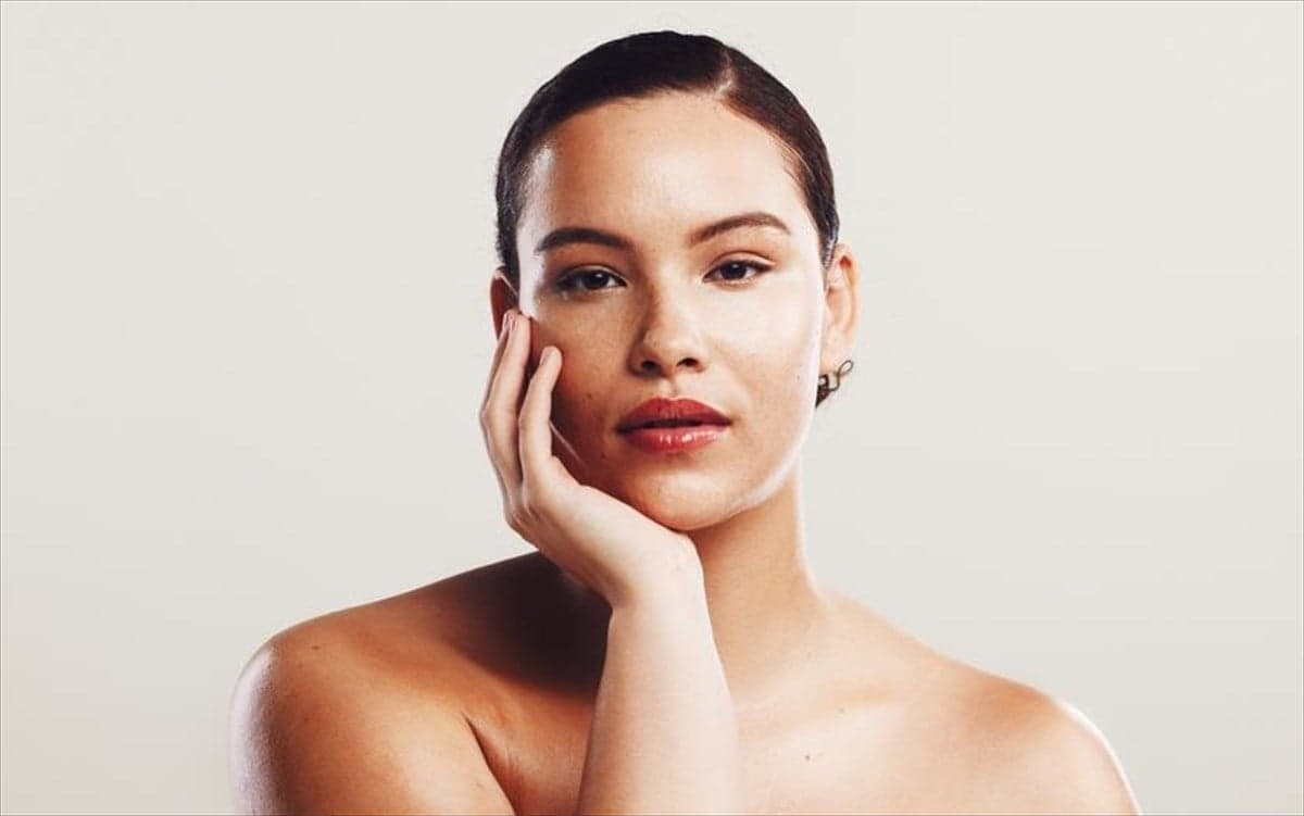 Άνοιξη και δέρμα: η σωστή απολέπιση αλλάζει τα πάντα