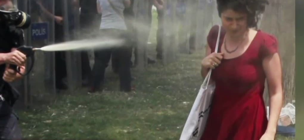 Γυναίκα με τα κόκκινα: ΕΔΑΔ καταδίκασε την Τουρκία