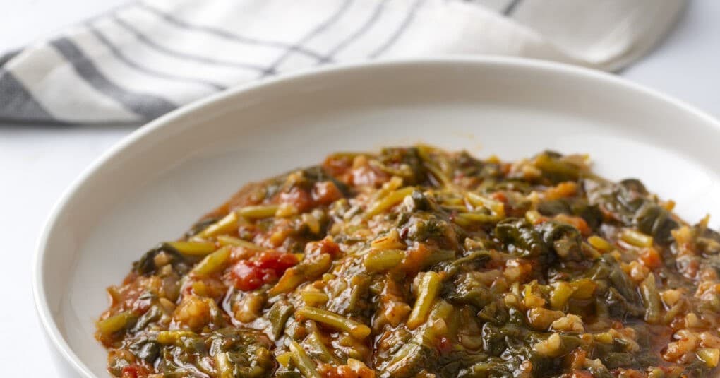 Σπανακόρυζο κοκκινιστό με μανιτάρια: Η νέα εκδοχή του κλασικού