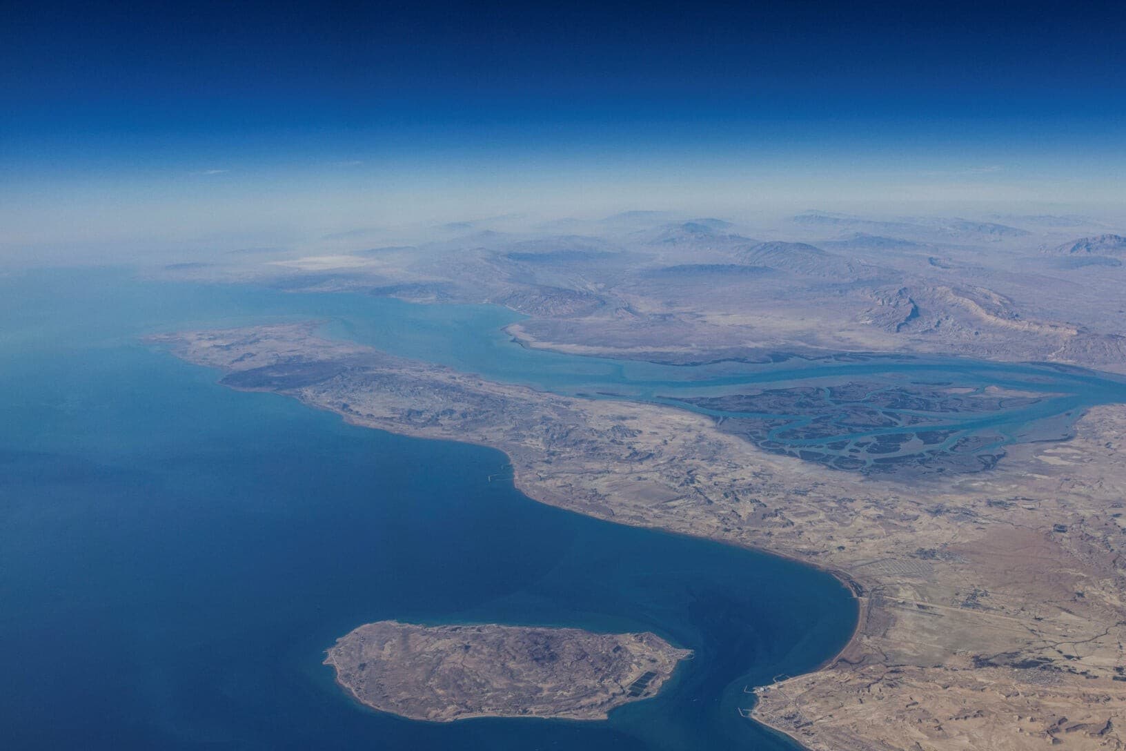 Πόλεμος Στενό Ορμούζ: ΗΠΑ συνοδεύουν πλοία υπό πυρά