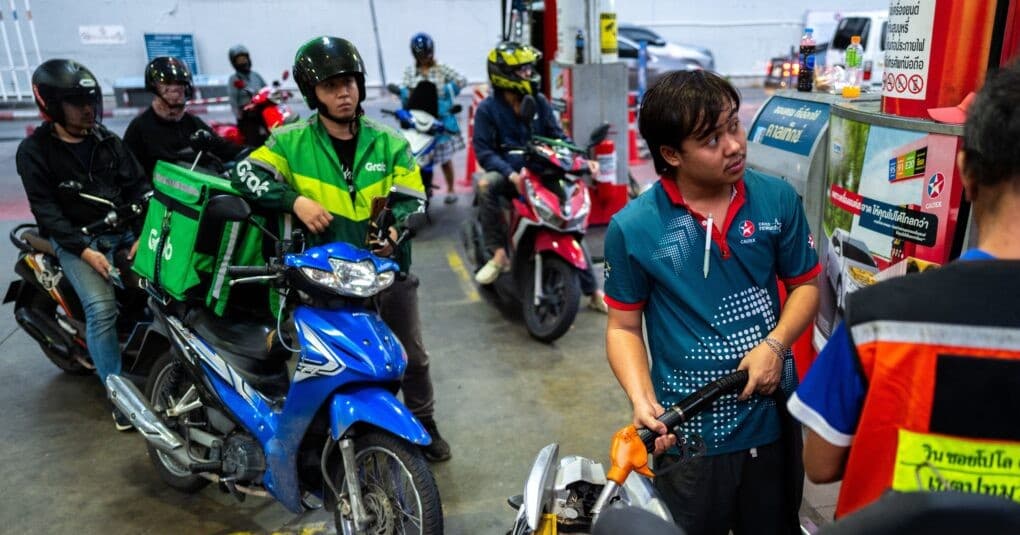 Ασία: Πανικός στα πρατήρια καυσίμων μετά τον πόλεμο