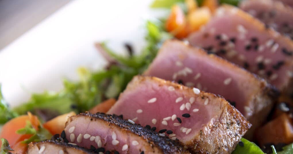 Φιλέτα τόνου ahi: Η συνταγή που εντυπωσιάζει σε 3 λεπτά