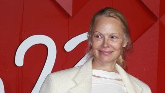 Πάμελα Άντερσον χωρίς μακιγιάζ σε καμπάνια κατά του AI