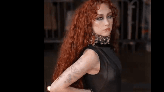 Τσάπελ Ρόουν: Διάφανο φόρεμα στην εβδομάδα μόδας Παρισιού