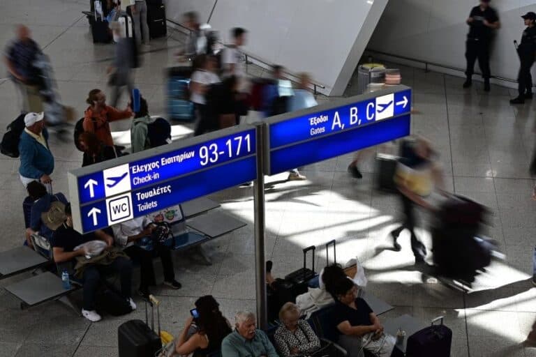 Σύλληψη άνδρα με σημαία Ισραήλ στο αεροδρόμιο Αθήνας