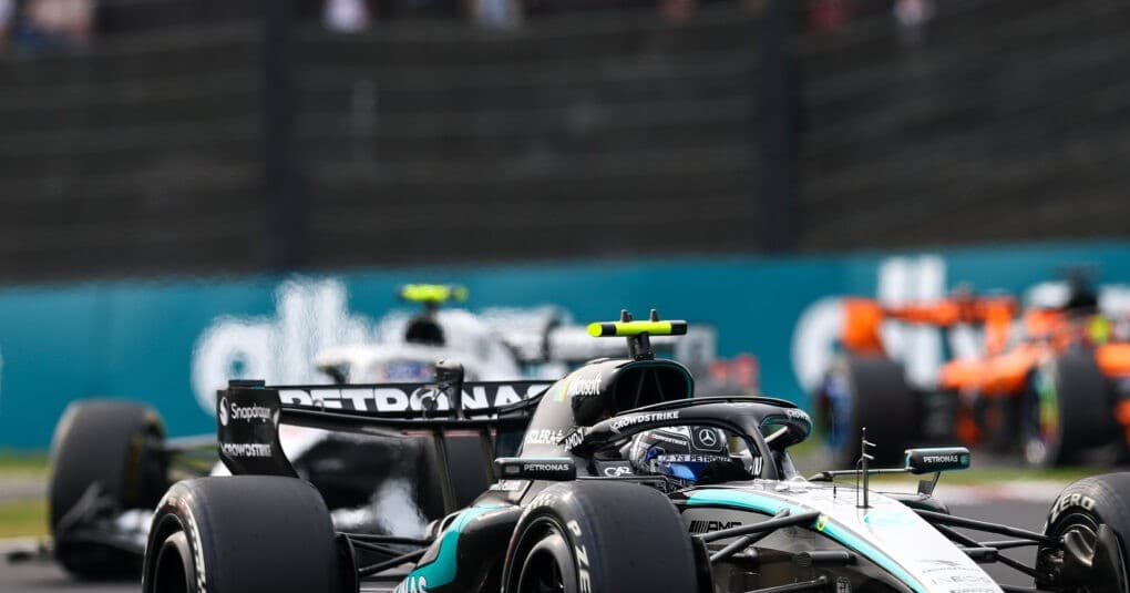 Κίμι Αντονέλι: Ιστορικό διπλό και πρώτος στο πρωτάθλημα