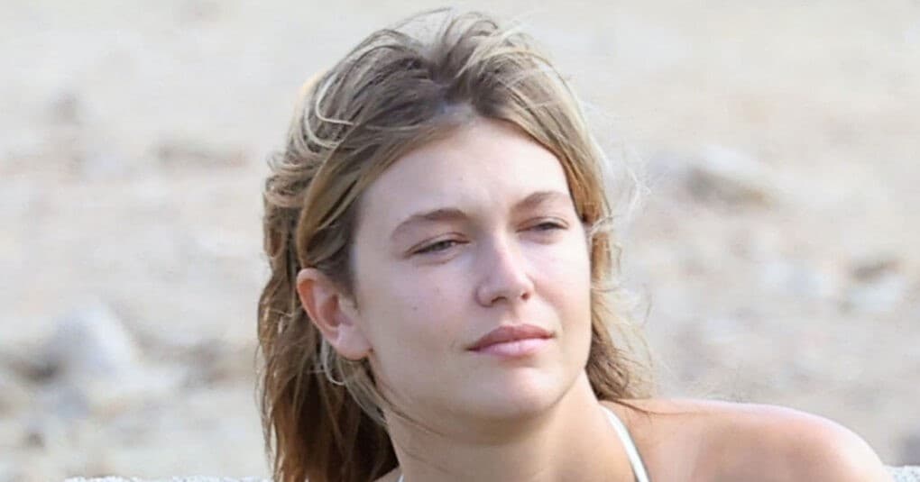 Κλέλια Ανδριολάτου: Πόζες σε παραλία του Λος Άντζελες