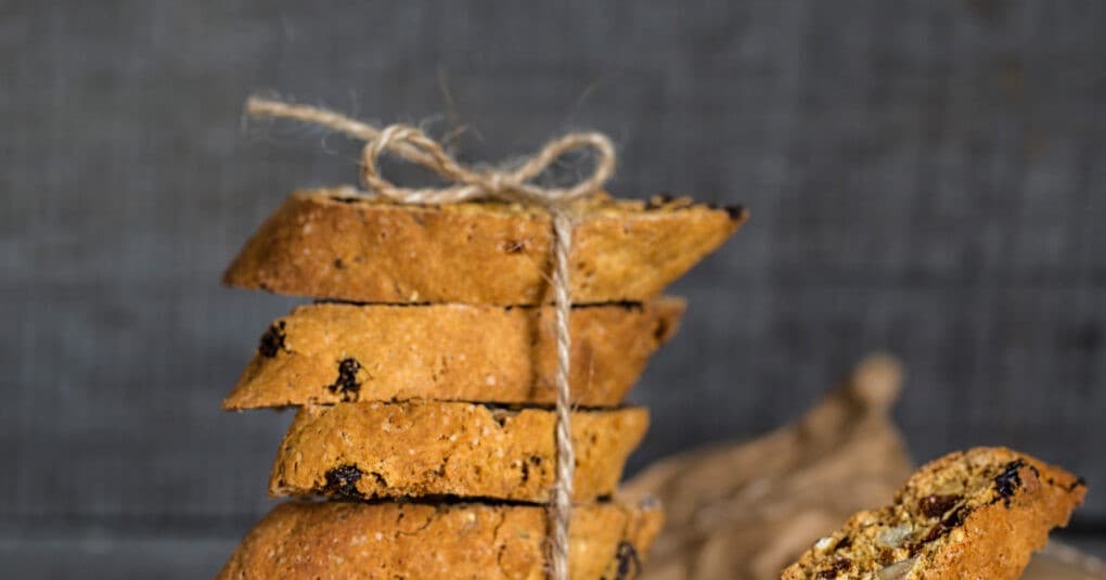 Νηστίσιμα παξιμαδάκια με σταφίδες και αμύγδαλα