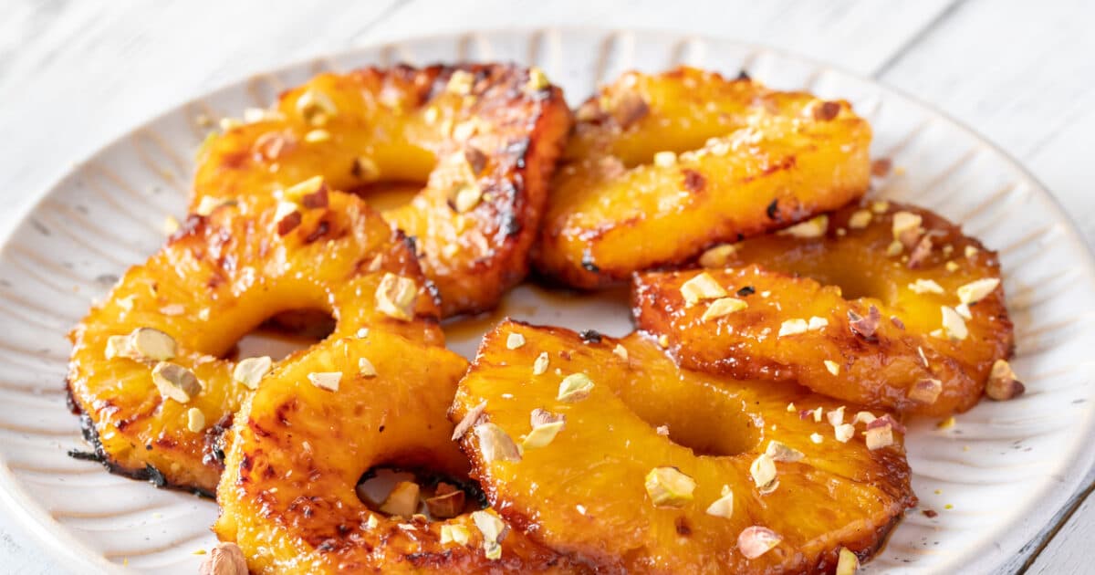 Καραμελωμένος ανανάς στον φούρνο με ρούμι και βανίλια