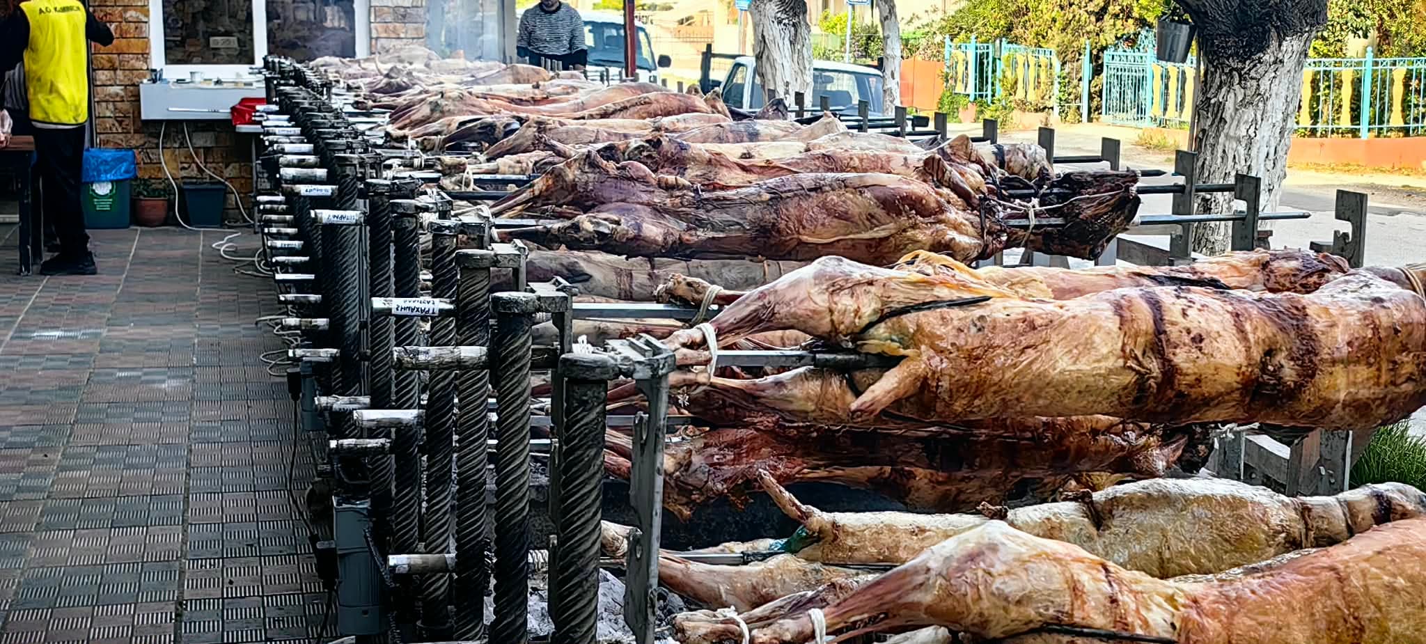 Πάτρα: Κρεοπωλείο έστησε πάνω από 90 σούβλες για το Πάσχα
