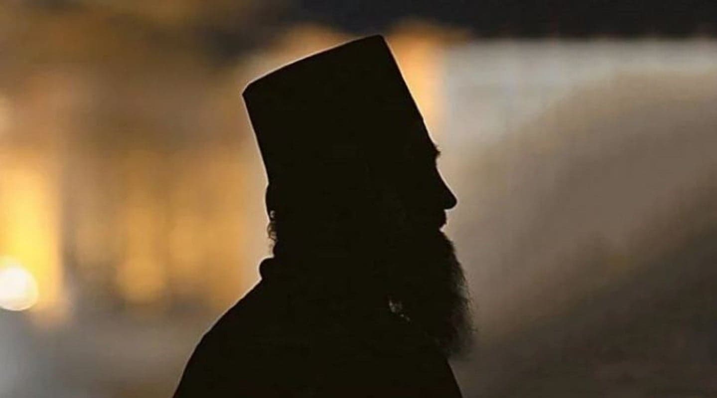 Ιερέας διέκοψε λειτουργία στα Κανάλια για να προστατέψει ηλικιωμένους