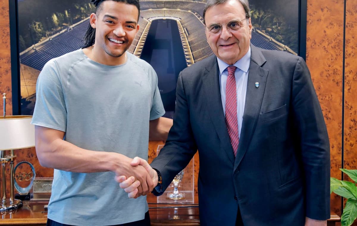 Ο Εμμανουήλ Καραλής επιβραβεύτηκε για το ασημένιο μετάλλιο