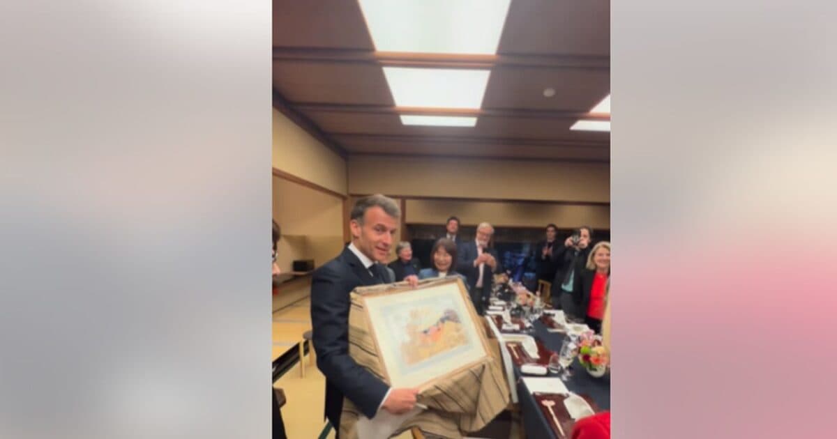 Μακρόν: Δώρο από τον Miyazaki στην επίσκεψη στην Ιαπωνία