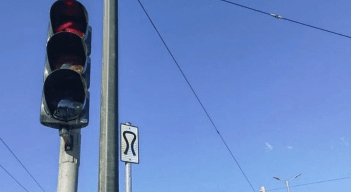 Νέα πινακίδα οδικής σήμανσης στην Αθήνα διευκολύνει την πρόσβαση στην Πλάκα