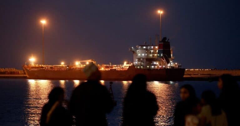 Φωτιά στα Στενά Ορμούζ: Τραμπ κλείνει λιμάνια, Ιράν απειλεί