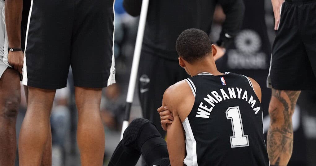 NBA: Σπερς νικούν Σίξερς, ανησυχία για Γουενμπανιάμα