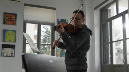 Θωμάς Κορακάς: Από τα δωρεάν μαθήματα στο βιολί στη διεθνή σκηνή