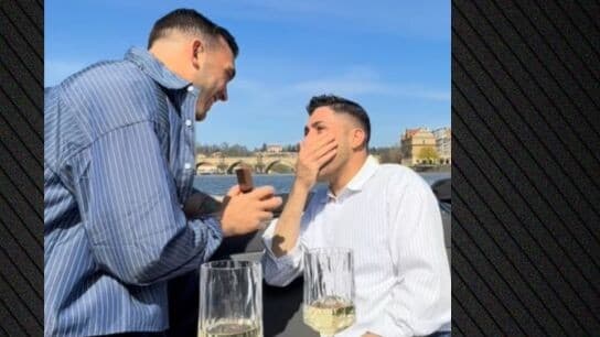 Ιάσονας Μανδηλάς: Πρόταση γάμου στον σύντροφό του στην Πράγα