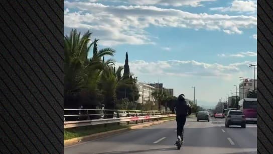 Ηλεκτρικό πατίνι στη Συγγρό: Επικίνδυνη κίνηση χωρίς κράνος