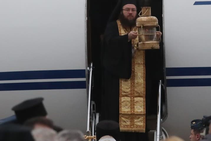 Άγιο Φως: Έφτασε στην Αθήνα με κυβερνητικό αεροσκάφος