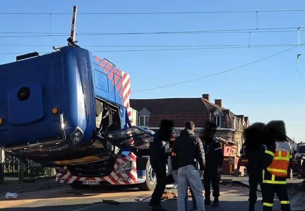 Σύγκρουση τρένου με φορτηγό στη βόρεια Γαλλία