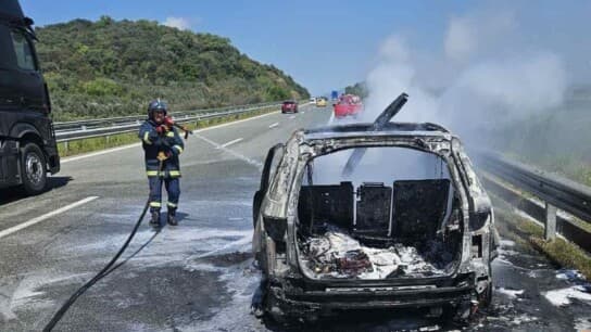 Αυτοκίνητο κάηκε ολοσχερώς στην Ιόνια Οδό του Αγρινίου
