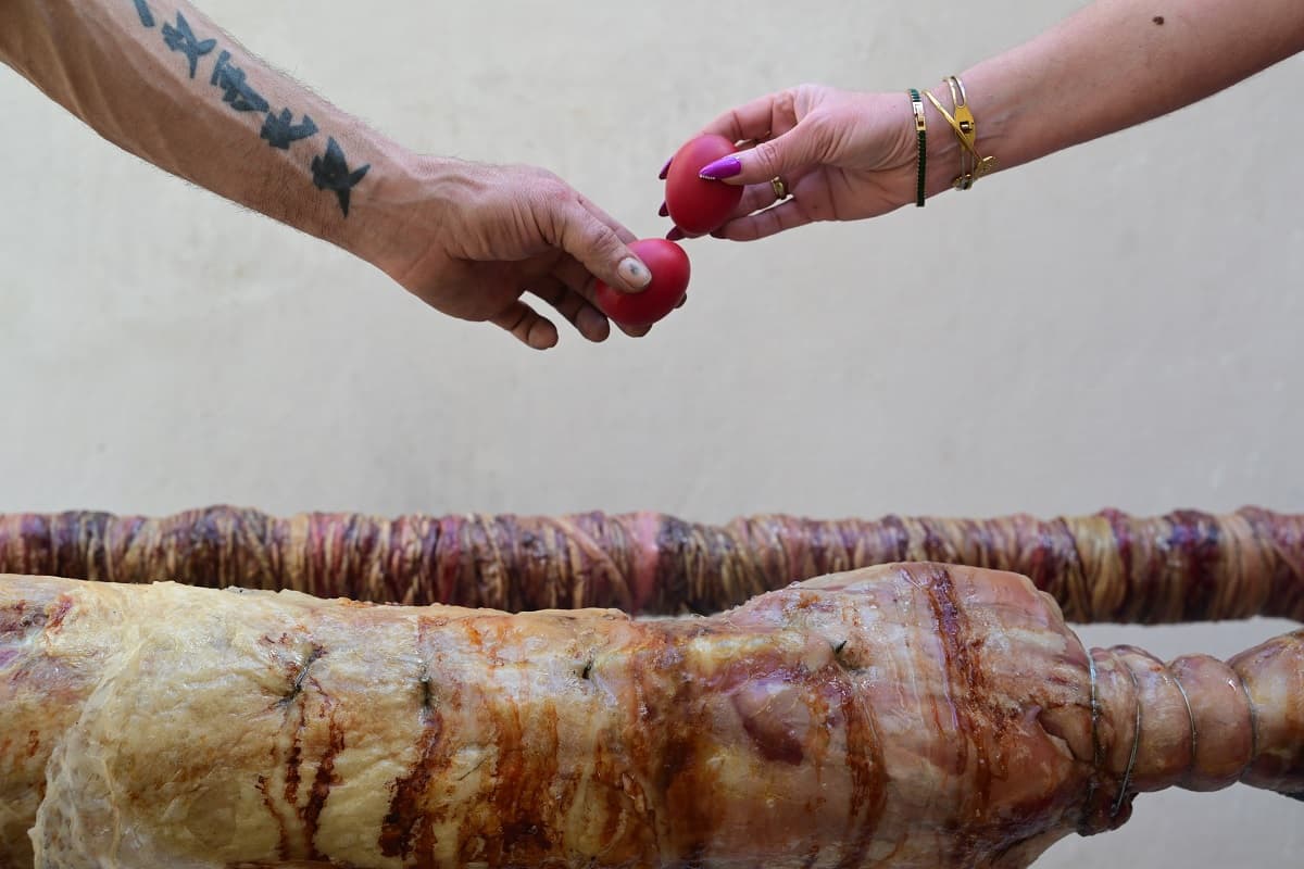 Πασχαλινό τραπέζι: 50 ευρώ ακριβότερο και οδηγίες ασφαλείας