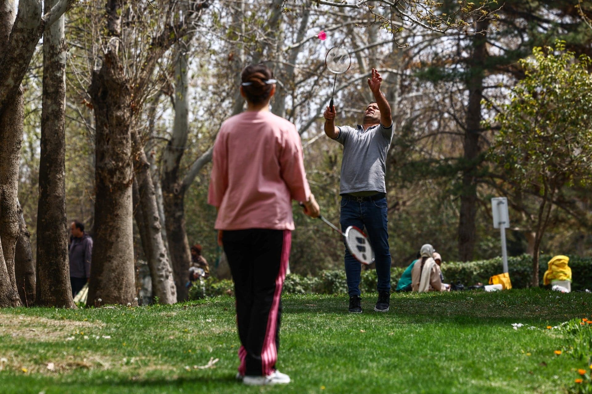Τεχεράνη βομβαρδισμοί: Πικνίκ στα πάρκα παρά τον πόλεμο