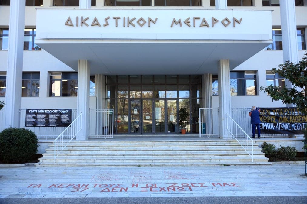 Δίκη Τέμπη: Εντάσεις και αίτημα για μεγαλύτερη αίθουσα