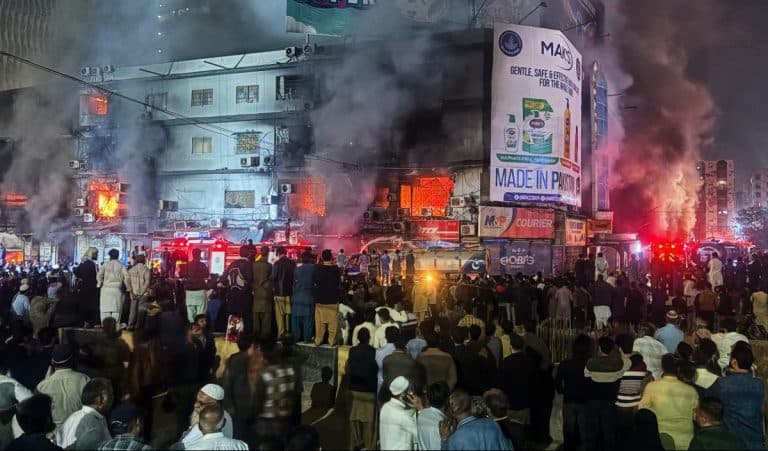 Τραγωδία στο Καράτσι: 23 νεκροί από φονική πυρκαγιά σε εμπορικό κέντρο