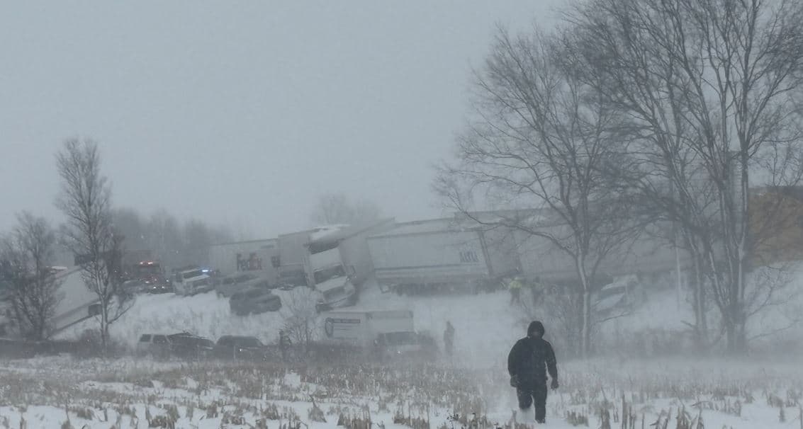 Χαοτική Καραμπόλα 100 Οχημάτων στο Μίσιγκαν Η Χιονόπτωση Προκάλεσε Μαζικό Ατύχημα