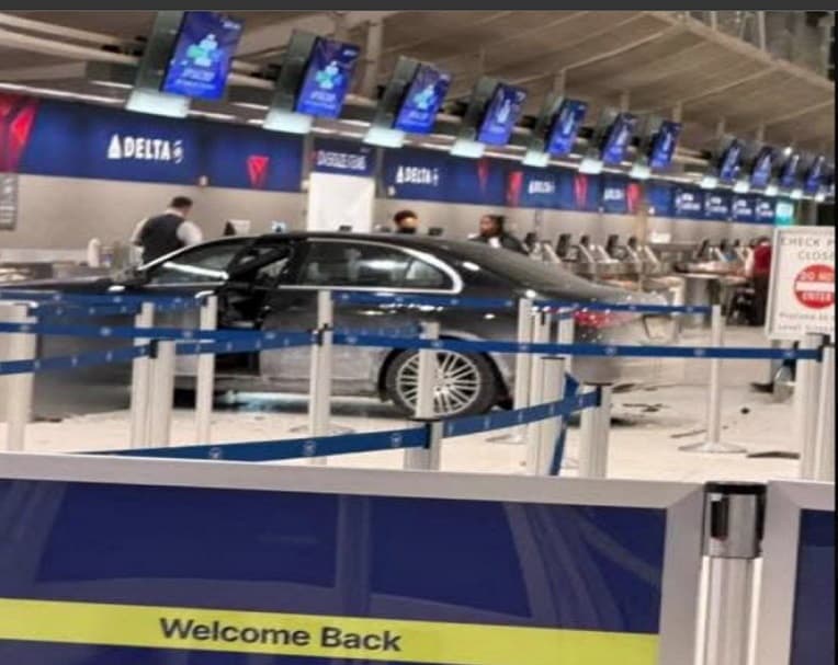 Χαος στο Αεροδρόμιο Ντιτρόιτ: Αυτοκίνητο εισέβαλε σε γκισέ εισιτηρίων