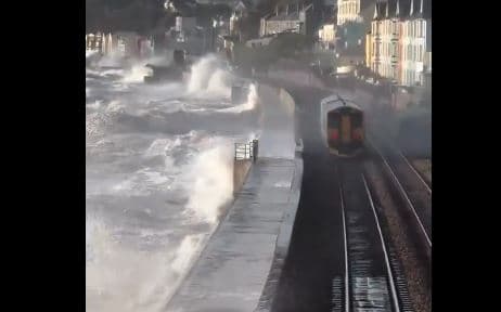 Σφοδρή κακοκαιρία σαρώνει τη Βρετανία Εκατοντάδες προειδοποιήσεις πλημμύρας