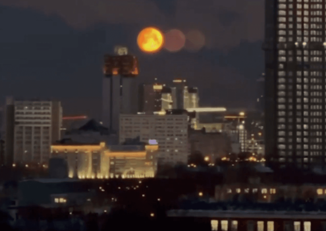 Το μυστηριώδες «τριπλό» φεγγάρι της Μόσχας