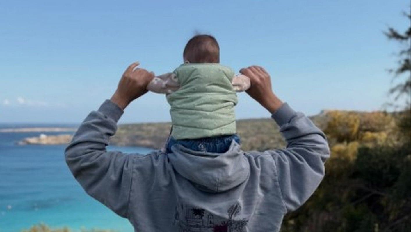 Αντρέας Γεωργίου: Βόλτα με τη Σιμώνη και την κόρη τους