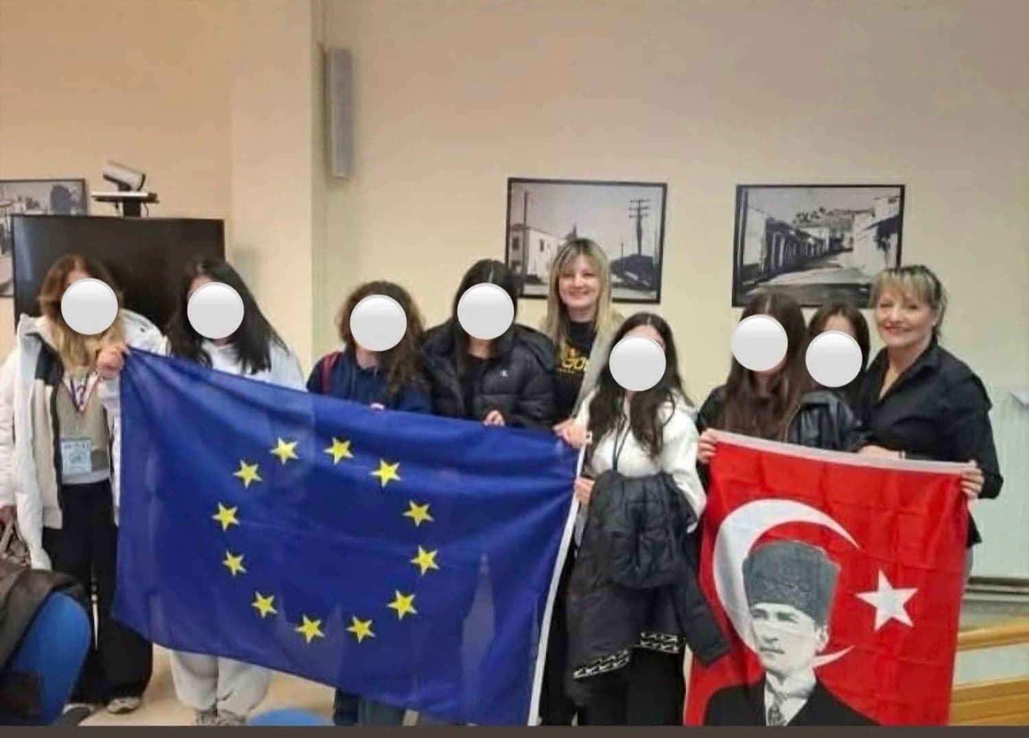 Σημαία με τον Ατατούρκ στο Δημαρχείο Ελασσόνας