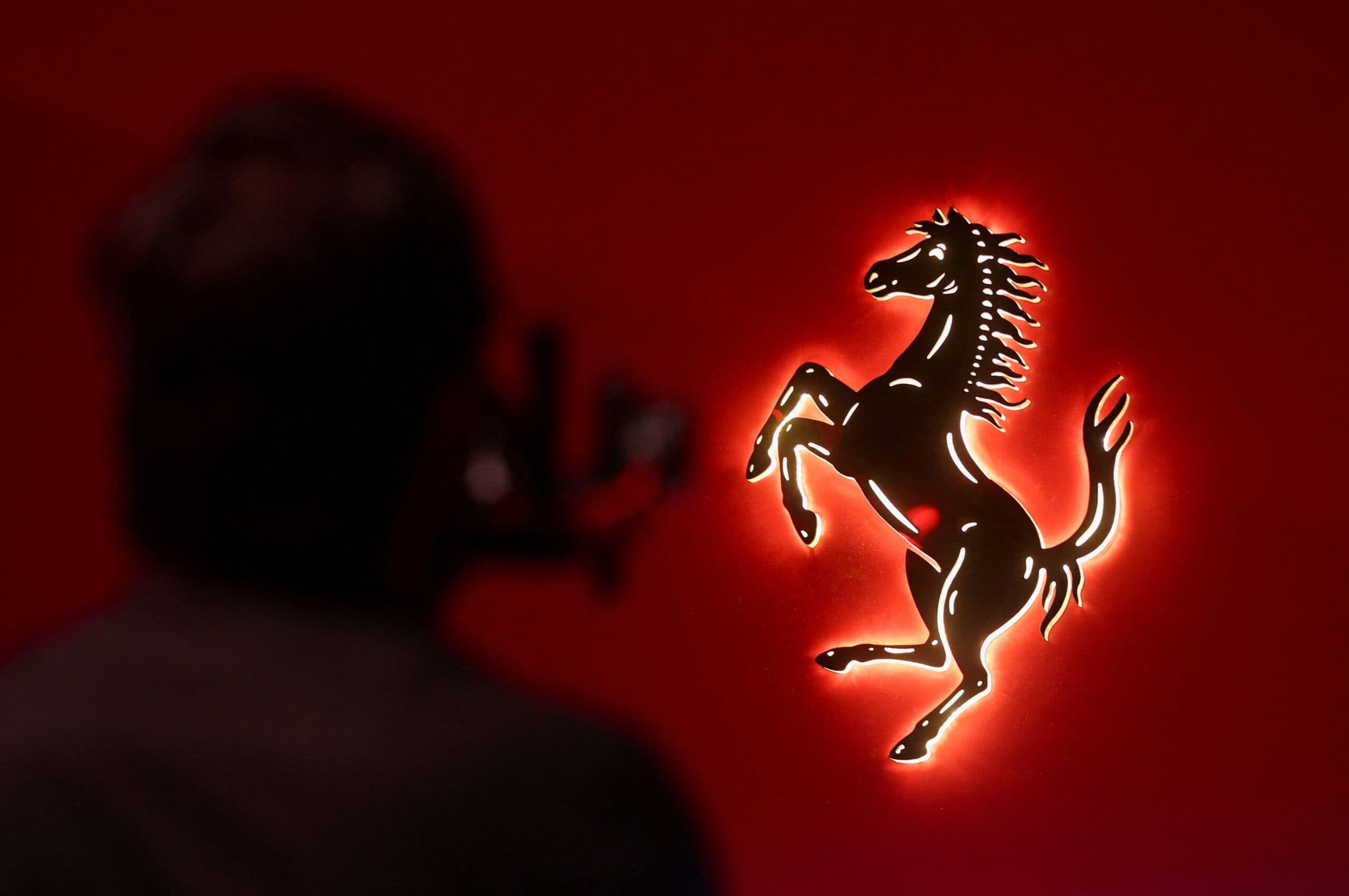 Ferrari: Παραδόσεις αεροπορικώς λόγω πολέμου στο Ιράν