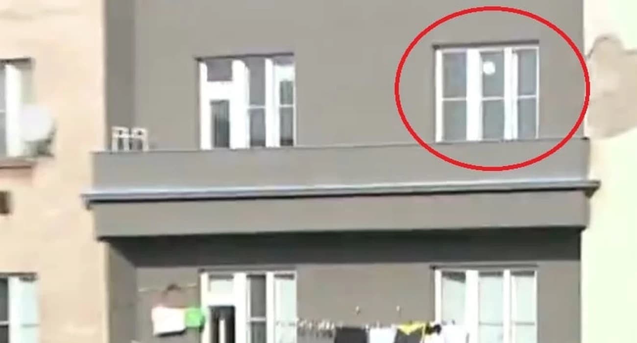 Τερματοφύλακας έστειλε μπάλα σε μπαλκόνι σπιτιού