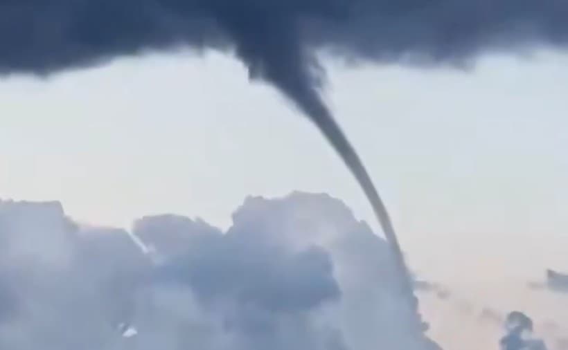 Υδροστρόβιλος στη Σάμο: Εντυπωσιακές εικόνες από Καρλόβασι