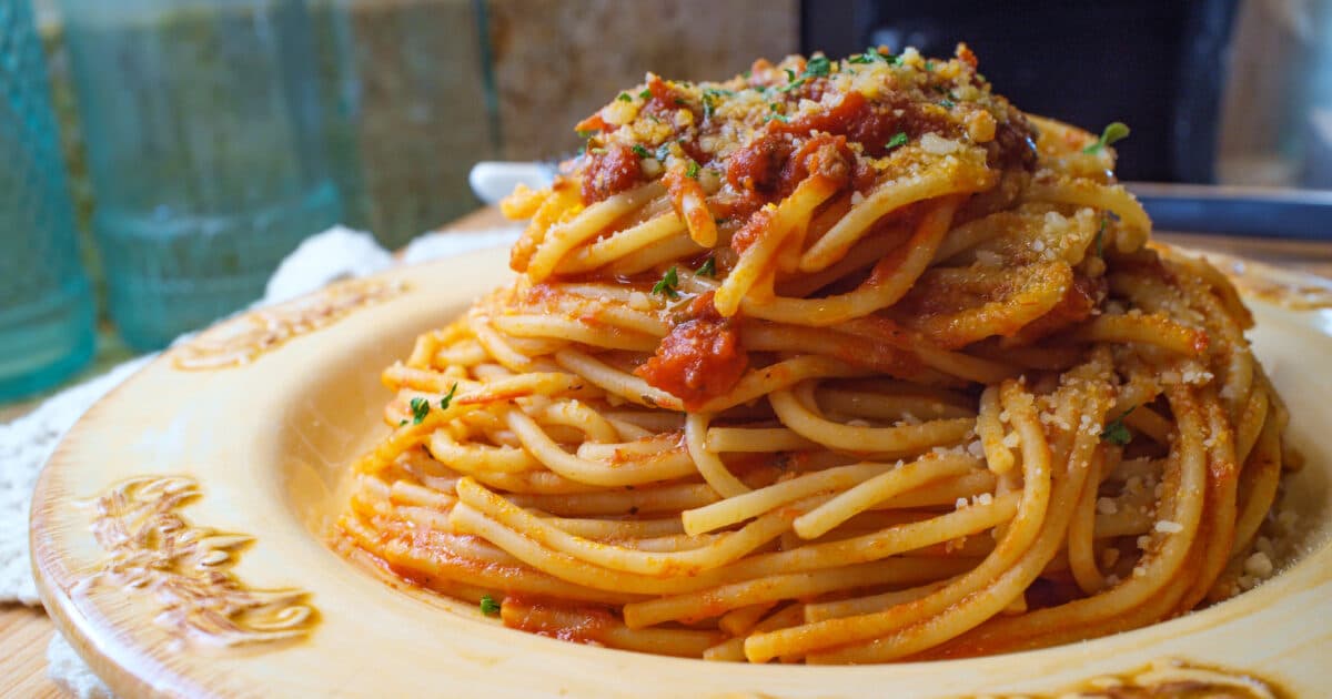 Σπαγγέτι με τόνο και μανιτάρια: η κλασική συνταγή