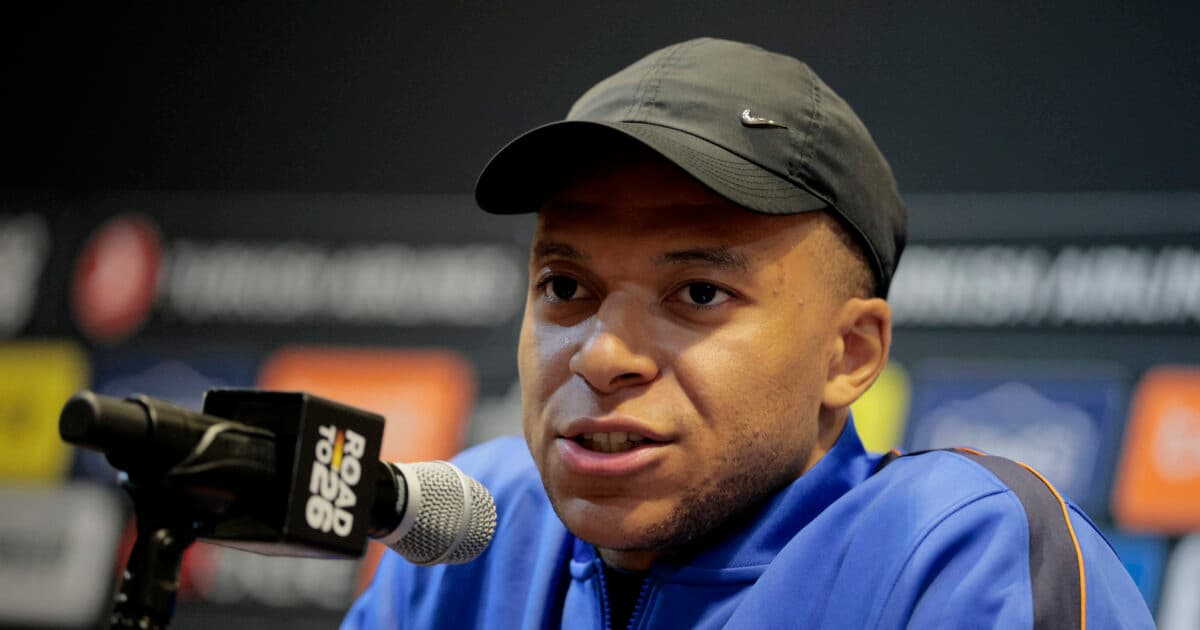 Εμπαπέ: Διαψεύδει φήμες για λάθος στο γόνατο