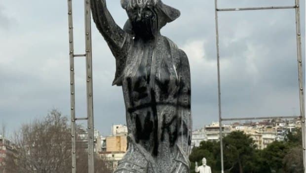 Θεσσαλονίκη: Βανδάλισαν το άγαλμα γυναίκας στην Αριστοτέλους